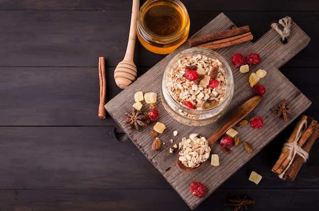 Set de petit-déjeuner sain Granola dans un bocal en verre