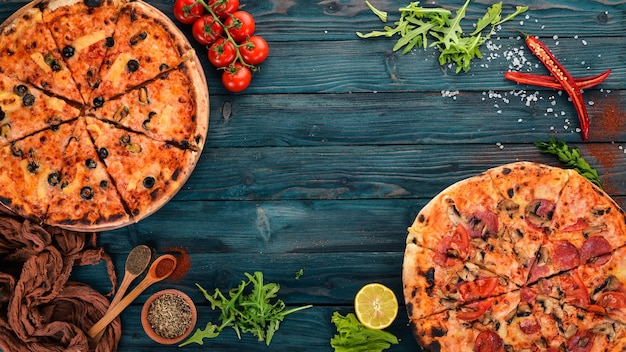 Set pizza Cuisine italienne Vue de dessus Sur un fond en bois Copiez l'espace
