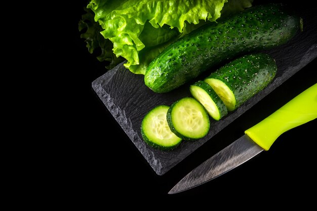 Set pour la cuisson de la salade aux herbes, concombres et couteau