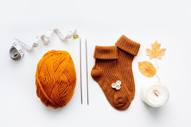 Set pour tricoter des chaussettes pour enfants Fils orange aiguilles à tricoter boutons centimètre