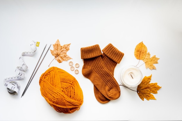 Photo set pour tricoter des chaussettes pour enfants fils orange aiguilles à tricoter boutons centimètre