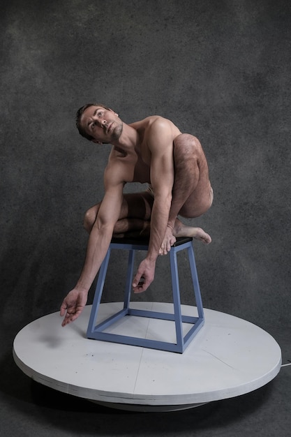 Set de référence photographique mettant en vedette des poses artistiques masculines