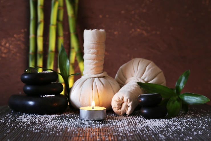 Photo set de spa sur un tapis de bambou sur un fond sombre