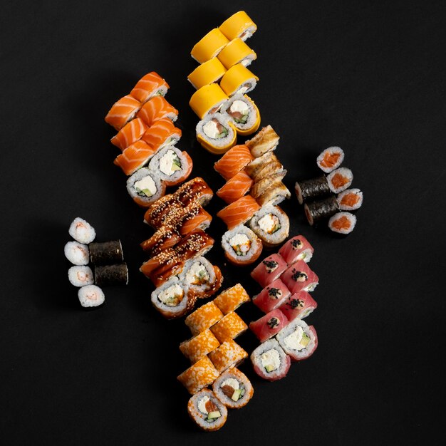 Photo set de sushis set de sushis et rouleaux nourriture japonaise beaucoup de sushis