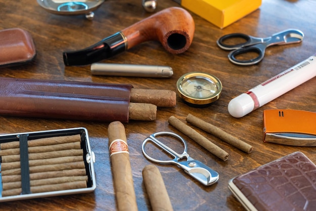 Set de tabac à fumer et accessoires sur table en bois