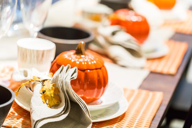 Set de table avec assiettes et couverts pour le dîner des Fêtes.