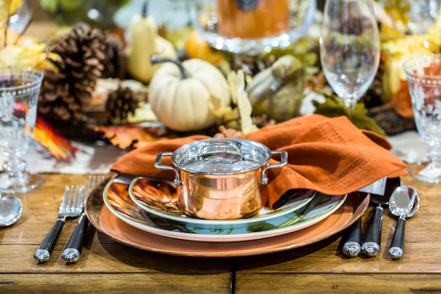 Set de table avec assiettes et couverts pour le dîner des Fêtes.