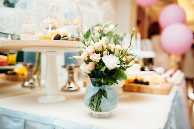 Set de table avec bouquet de roses