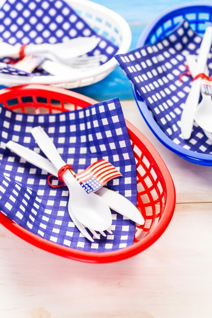 Set de table avec décorations blanches, bleues et rouges pour le barbecue du 4 juillet.