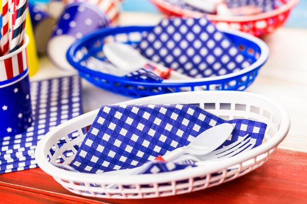 Set de table avec décorations blanches, bleues et rouges pour le barbecue du 4 juillet.