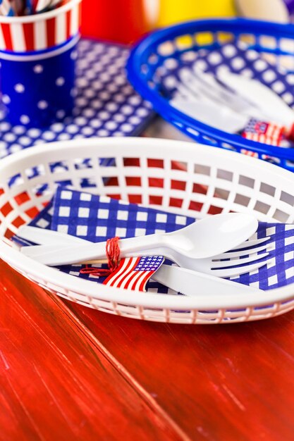 Set de table avec décorations blanches, bleues et rouges pour le barbecue du 4 juillet.