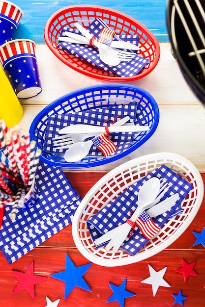 Photo set de table avec décorations blanches, bleues et rouges pour le barbecue du 4 juillet.