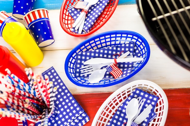 Set de table avec décorations blanches, bleues et rouges pour le barbecue du 4 juillet.