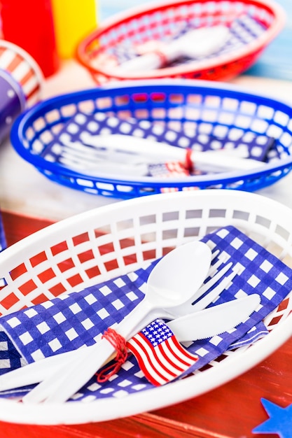 Set de table avec décorations blanches, bleues et rouges pour le barbecue du 4 juillet.