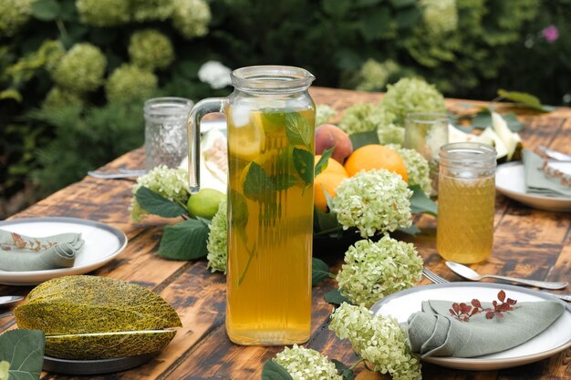 Set de table d'été dans l'arrière-cour carafe de limonade sur table à manger