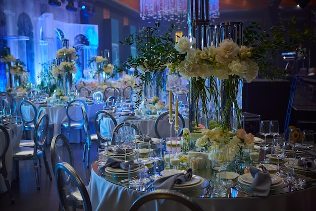 Set de table pour un mariage ou un autre dîner d'événement avec traiteur Shallow dof