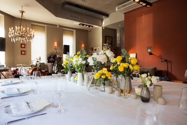 Photo set de table avec des roses jaunes pour une fête festive