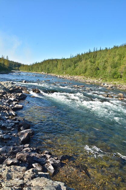 Seuil sur la rivière de l'Oural polaire