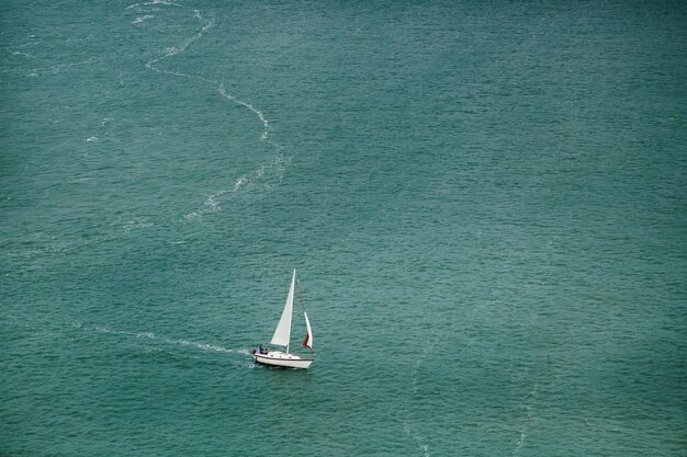 Un seul bateau romantique en mer bleue