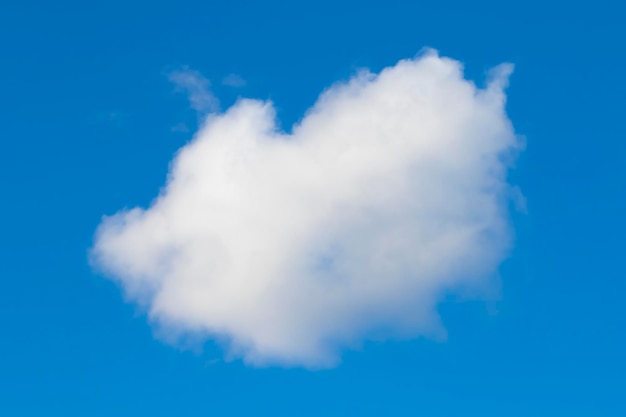 Seul beau nuage dans le ciel bleu