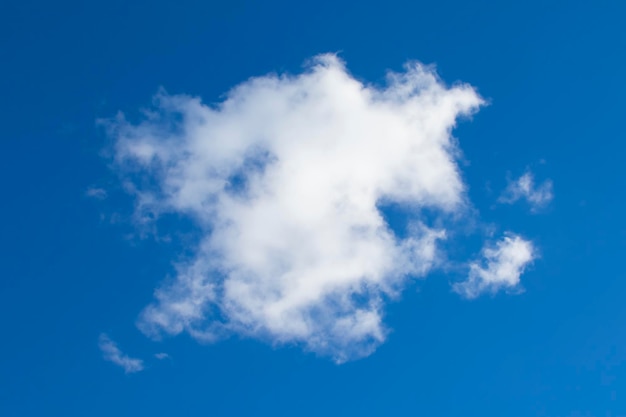 Seul beau nuage dans le ciel bleu