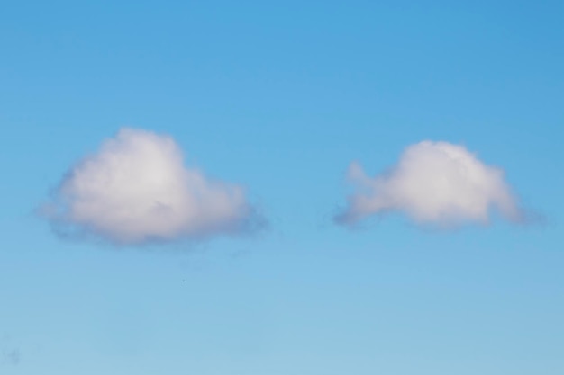 Seul beau nuage dans le ciel bleu