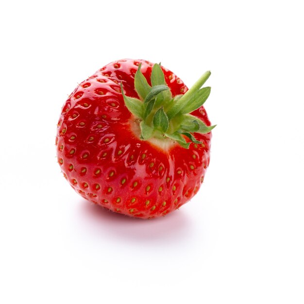 Seul fruit de fraise isolé sur blanc