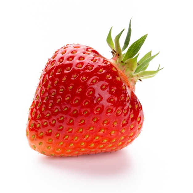 Seul fruit fraise isolé sur fond blanc