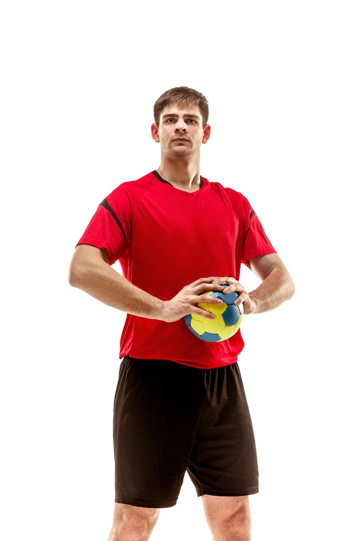 Photo le seul jeune homme de race blanche comme joueur de handball au studio sur fond blanc