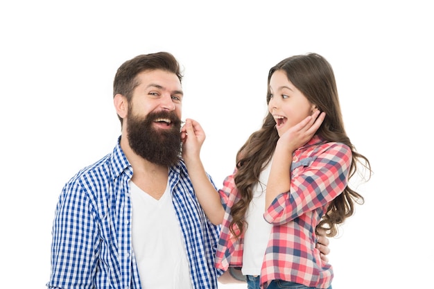 Seul le meilleur homme peut se laisser pousser la barbe. Petite fille touchant la barbe de son père. Homme barbu aux cheveux longs et à la petite fille. Couper une barbe épaisse au salon de coiffure.