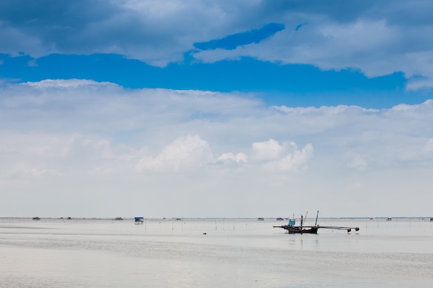 Seul navire dans la mer bleue