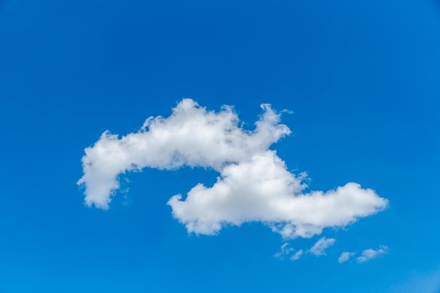 Seul nuage blanc sur fond de ciel bleu clair Fond naturel