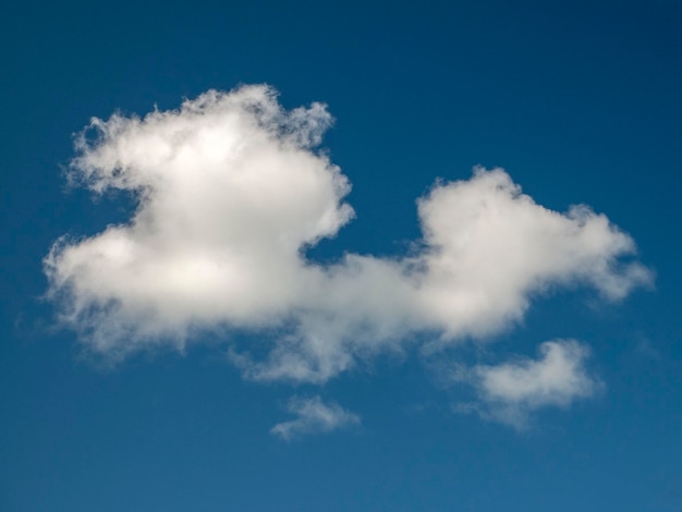 Seul nuage blanc sur fond de ciel bleu Photo de forme de cumulus moelleux