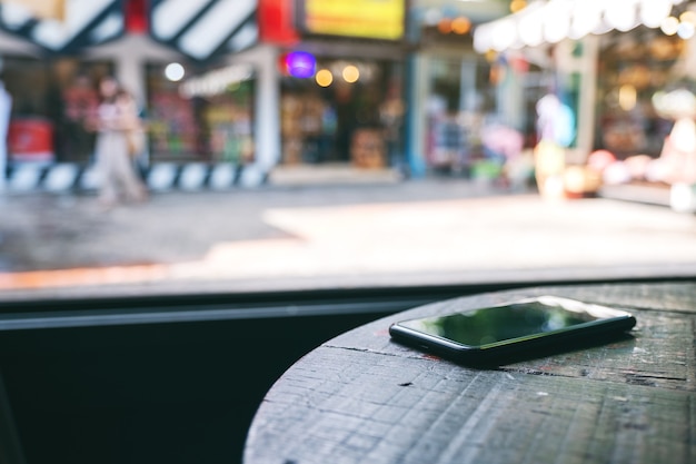 Un seul téléphone portable sur une table en bois dans la boutique