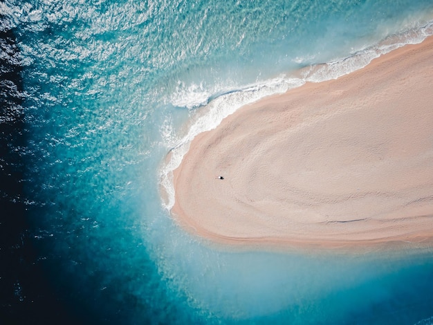 Un seul touriste au sommet de la plage de Zlatni rat à Bol, île de Brac, Croatie, Europe.