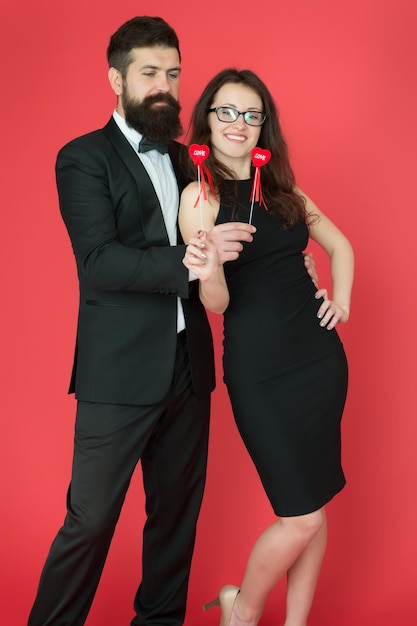 Un seul et unique couple sexy amoureux de la saint-valentin coeur barbu homme d'affaires avec dame smoking homme et femme à la fête formelle de la saint-valentin couple formel réunion d'affaires date d'amour le jour de la saint-valentin