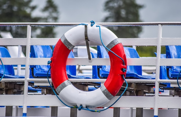 La seule bouée de sauvetage rouge et blanche sur le bateau prête à être utilisée, Windermere, Lake district