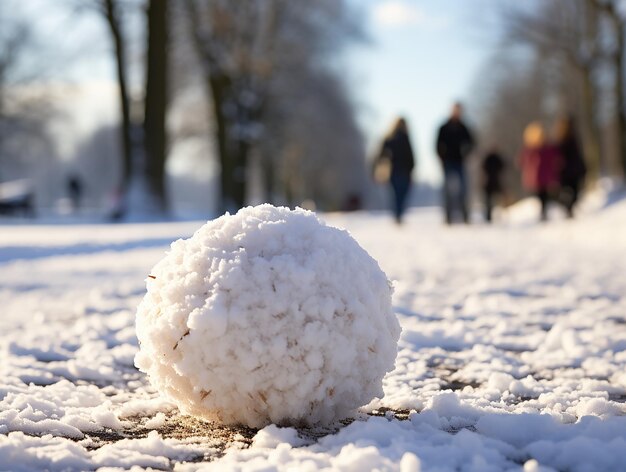 Photo une seule boule de neige parfaite sur une surface couverte de neige