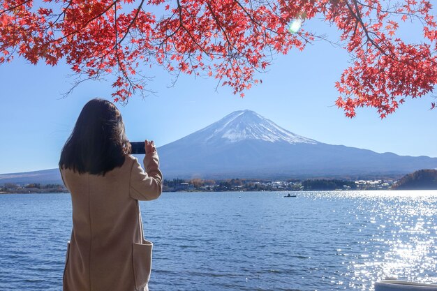 seule fille takephoto vue sur le lac de montagne Fuji