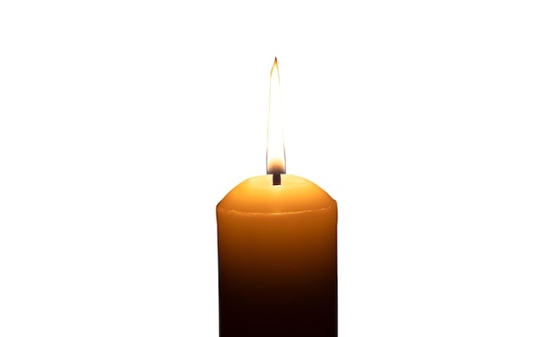 Une seule flamme de bougie brûlante ou une lumière brillante sur une grande bougie blanche isolée sur un fond blanc