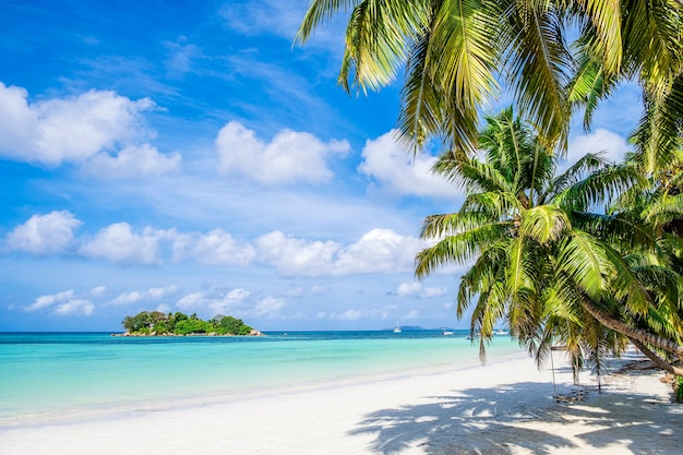 Seule île tropicale avec ciel bleu et eau turquoise, Seychelles