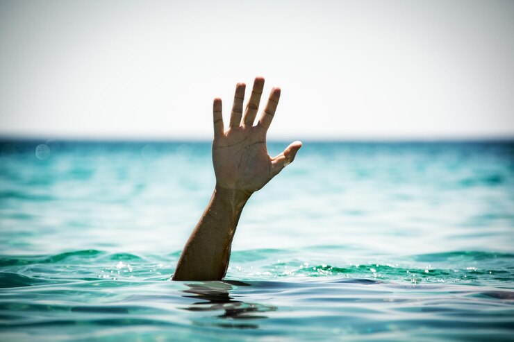 Seule main d'un homme qui se noie en mer demandant de l'aide
