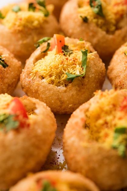 Sev puri - Snack indien et un type de chaat. Populaire à Mumbai pune du Maharashtra. c'est un aliment de bord de route également servi en entrée dans les restaurants
