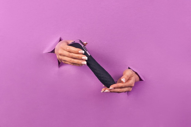 Le Sextoy En Silicone Noir Sur Fond Rose Dans Les Mains Des Femmes Jouet érotique Pour Le Plaisir