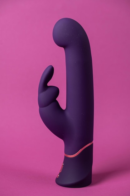 Sextoy violet pour vibromasseur femme sur fond rose