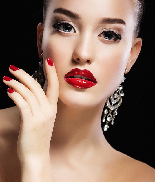 Sexy Beauty Girl with Red Lips and Nails Boucles d'oreilles bijoux femme de luxe