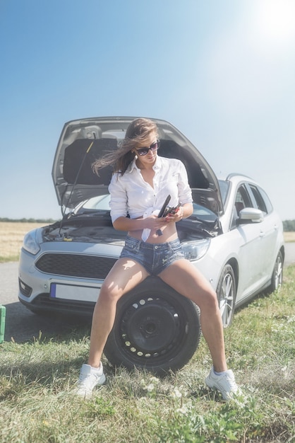 Sexy Belle Femme Et Voiture Cassée Sur Route. Problèmes De Voyage Sur La Route