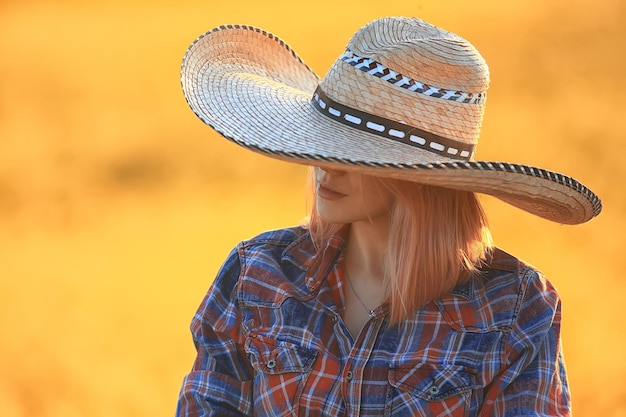 sexy, cow-boy, girl, dans, chapeau, style campagnard, été, américain, ouest