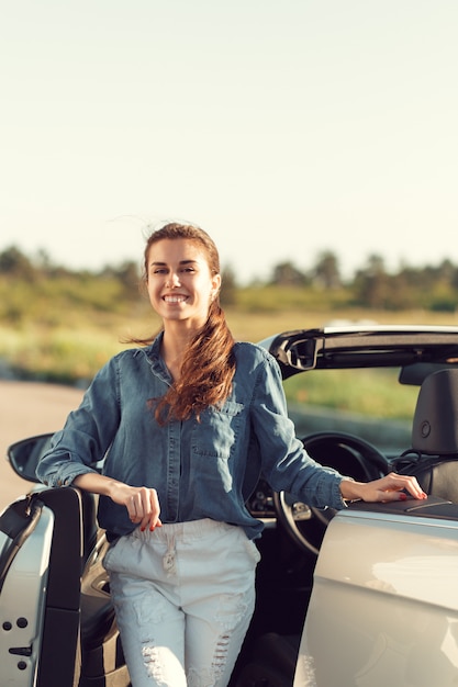 Photo sexy, femme, poser, côté, cabrio, voiture