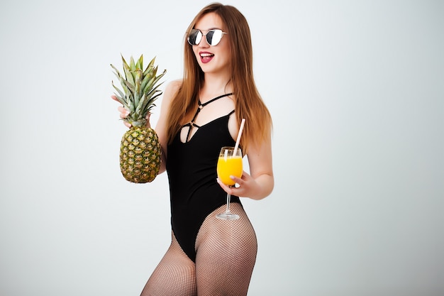 Sexy femme tenant des fruits